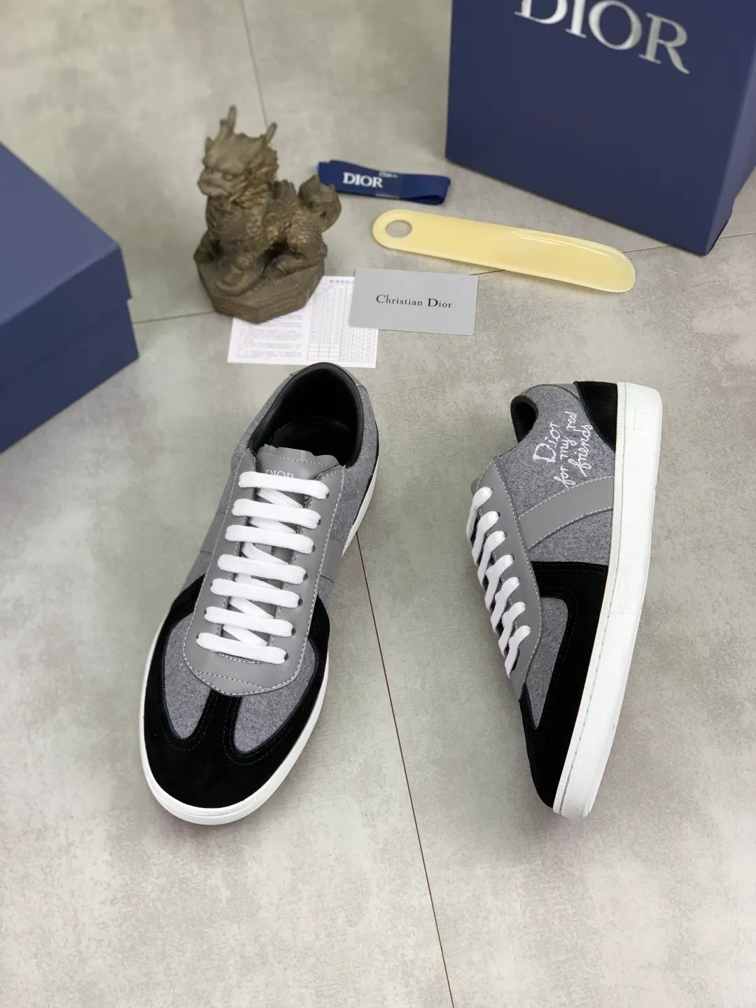 Men's shoes 💰P380 New Dior B01 moral training shoes, white first-layer cowhide, original molded outsole. New to the fall collection, this sneaker marks the return of a Dior classic, reinterpreted in a stylish and elegant silhouette. Crafted from white smooth first-grain cowhide with a tonal silk sheepskin lining, it features the Dior logo on the tongue and inner sides, and a CD icon on the heel. Paired with Tpu anti-slip soles of the same color, it can be matched with various styles to create a sophisticated look.  Code number: 38-44